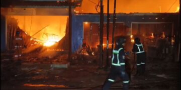 Diduga akibat korsleting listrik, sebuah toko bangunan ludes terbakar