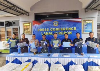 TNI AL Cirebon amankan 41.280 potong paket pakaian sport premium tanpa dokumen resmi asal Malaysia