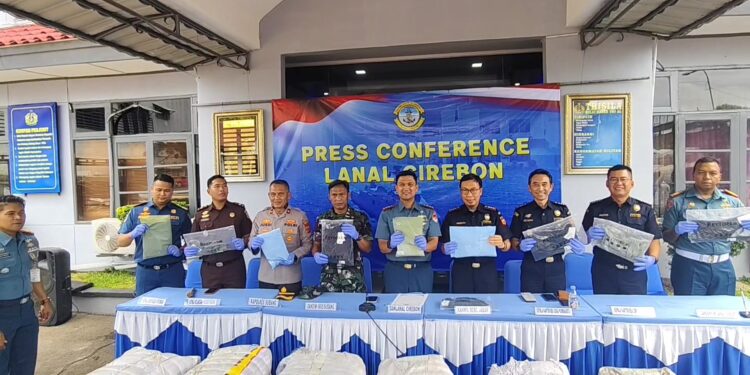 TNI AL Cirebon amankan 41.280 potong paket pakaian sport premium tanpa dokumen resmi asal Malaysia