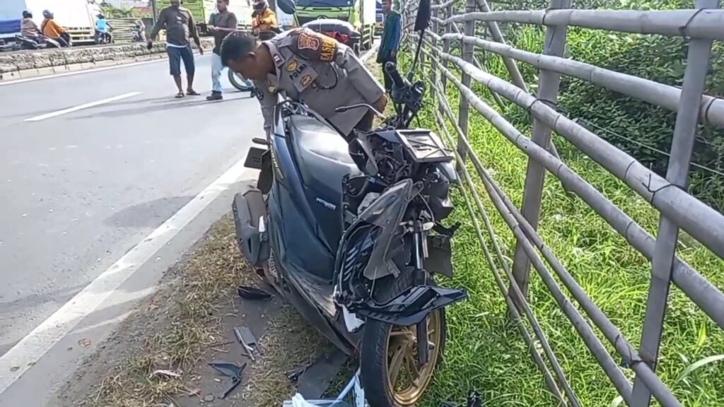 Hilang Kendali, Pengemudi Motor Tewas Tabrak Belakang Truk