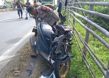 Hilang Kendali, Pengemudi Motor Tewas Tabrak Belakang Truk