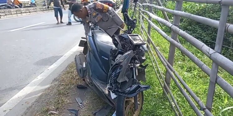 Hilang Kendali, Pengemudi Motor Tewas Tabrak Belakang Truk