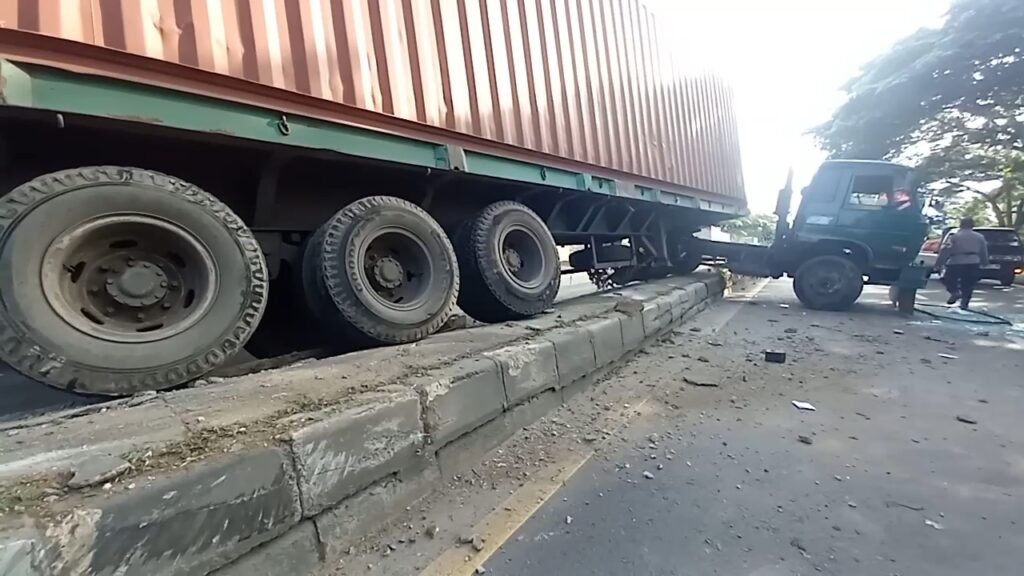 Ngantuk Hindari Sepeda Motor, Kontainer Nyangkut di Trotoar Pantura