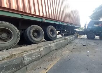 Ngantuk Hindari Sepeda Motor, Kontainer Nyangkut di Trotoar Pantura