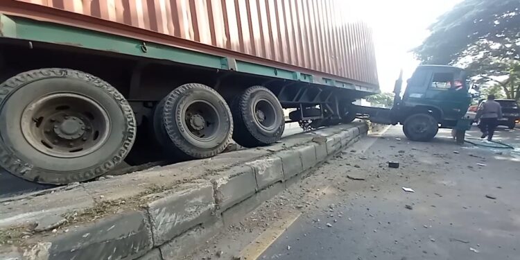 Ngantuk Hindari Sepeda Motor, Kontainer Nyangkut di Trotoar Pantura