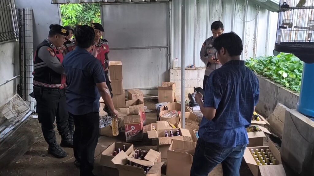 Grebek gudang miras, polisi temukan ratusan botol miras di kandang ayam