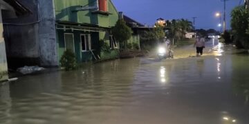 Hingga malam, banjir masih merendam rumah warga di tujuh kecamatan di Cirebon