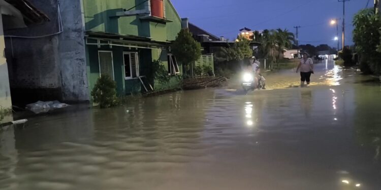 Hingga malam, banjir masih merendam rumah warga di tujuh kecamatan di Cirebon
