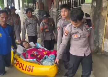 Viral dan dramatis, polisi evakuasi lansia kritis ke rumah sakit