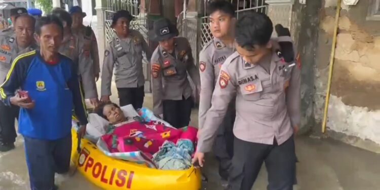 Viral dan dramatis, polisi evakuasi lansia kritis ke rumah sakit