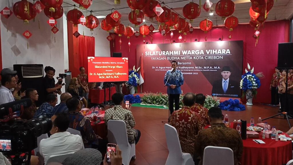 Silaturahmi dengan umat Tionghoa, tegaskan jaminan hukum tempat ibadah, Menko AHY serahkan sertifikat tanah vihara tertua kedua di Indonesia