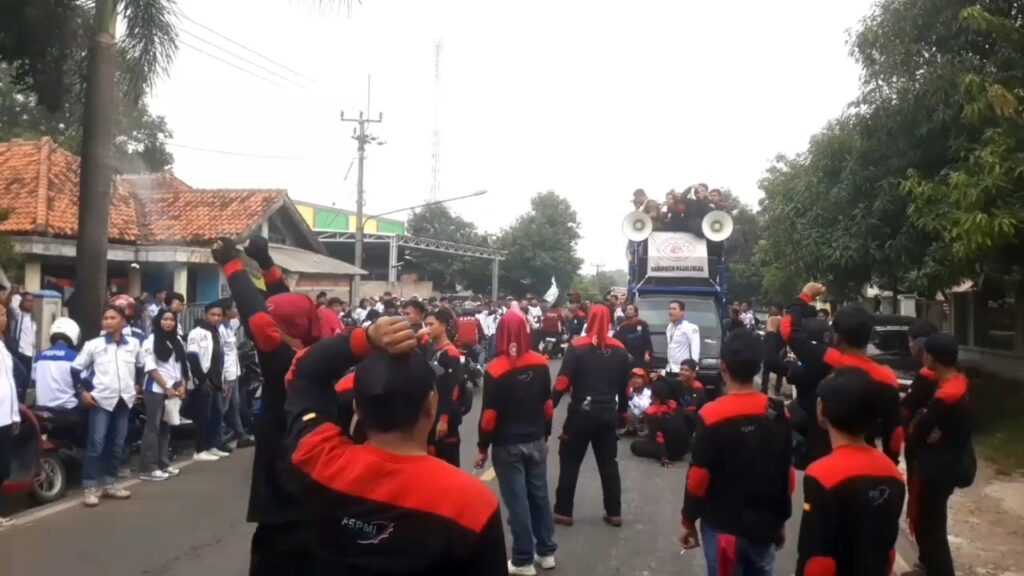 Demo buruh, jalur nasional Cirebon–Bandung tutup total dan macet