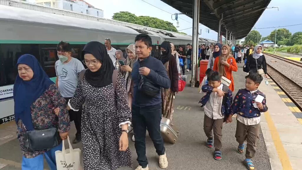 Penumpang kereta api di Stasiun Cirebon meningkat, didominasi penumpang dari Jakarta