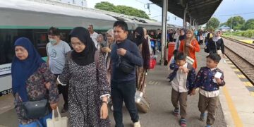 Penumpang kereta api di Stasiun Cirebon meningkat, didominasi penumpang dari Jakarta
