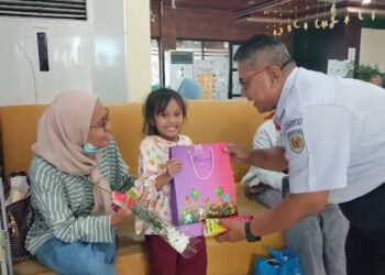 Peringati Hari Ibu, PT KAI Daop 3 Cirebon bagikan bunga dan suvenir kepada penumpang