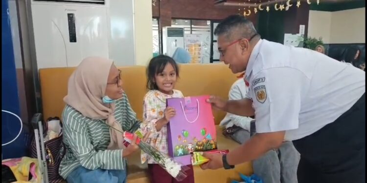 Peringati Hari Ibu, PT KAI Daop 3 Cirebon bagikan bunga dan suvenir kepada penumpang
