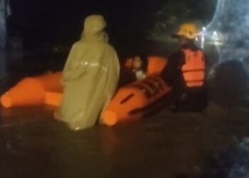 Dua kecamatan di Kota Cirebon dikepung banjir, dua perahu diterjunkan untuk evakuasi warga