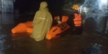 Dua kecamatan di Kota Cirebon dikepung banjir, dua perahu diterjunkan untuk evakuasi warga