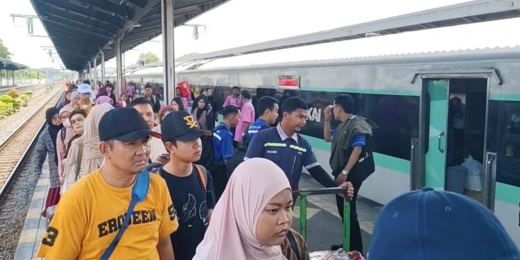 Arus liburan, penumpang kereta datang dan berangkat membludak di Cirebon