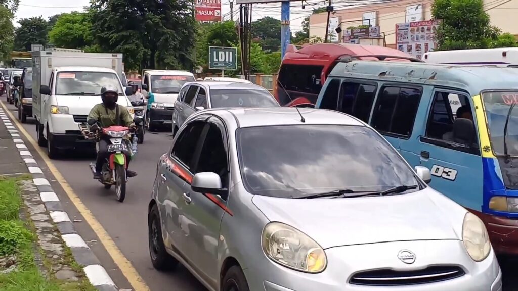 Pantura arah Jakarta mulai meningkat signifikan, didominasi roda dua dan roda empat dengan pelat nomor Jabodetabek