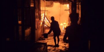 Diduga korsleting listrik, ratusan kios terbakar, pedagang panik hingga pingsan