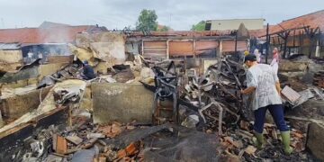 Update kebakaran pasar, puluhan pedagang mengambil sisa barang yang terbakar