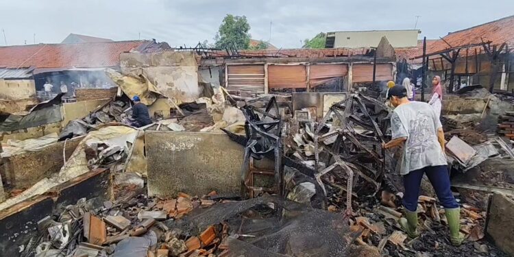 Update kebakaran pasar, puluhan pedagang mengambil sisa barang yang terbakar