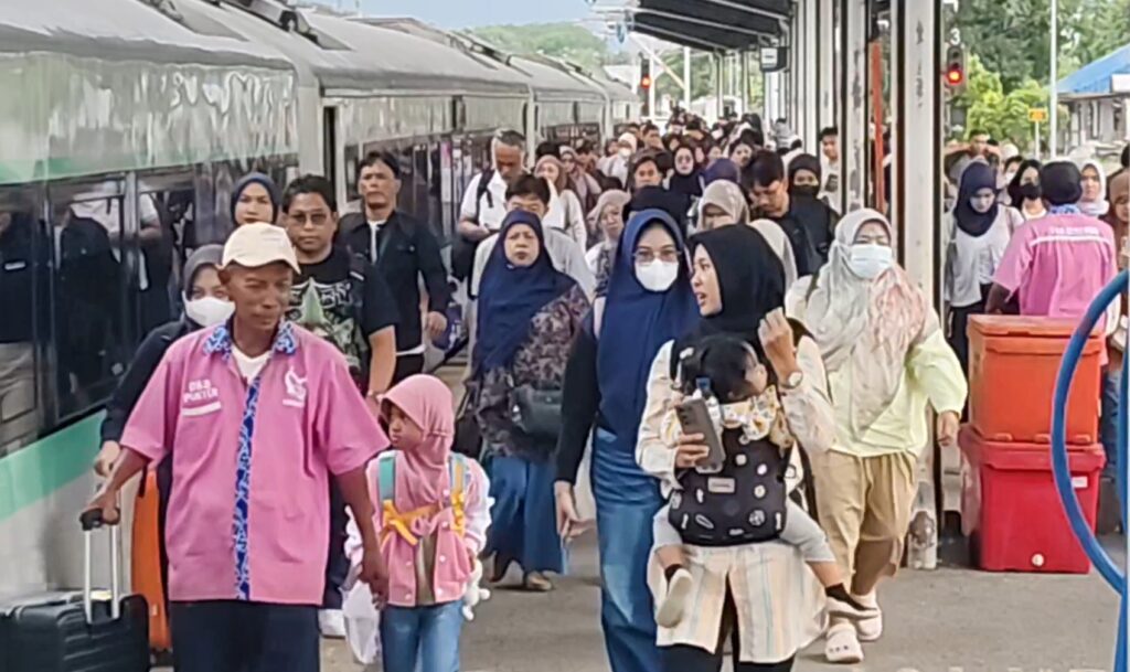 Memasuki libur Natal dan Tahun Baru 2026, ribuan penumpang kereta api dari Jakarta tiba dan memadati Stasiun Cirebon (Foto : Darfan)