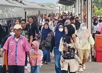 Memasuki libur Natal dan Tahun Baru 2026, ribuan penumpang kereta api dari Jakarta tiba dan memadati Stasiun Cirebon (Foto : Darfan)