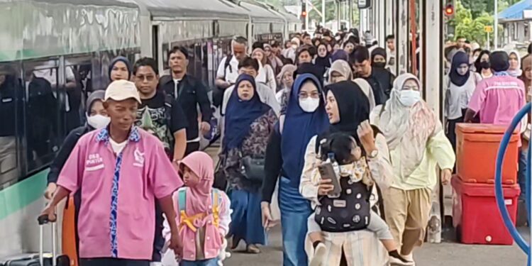 Memasuki libur Natal dan Tahun Baru 2026, ribuan penumpang kereta api dari Jakarta tiba dan memadati Stasiun Cirebon (Foto : Darfan)
