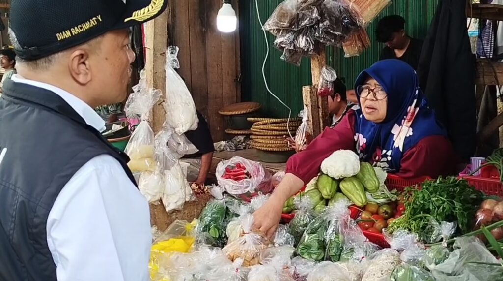 Jelang Natal dan Tahun Baru, Tim Satgas Pangan Kabupaten Kuningan, Melakukan inspeksi mendadak ke sejumlah pasar tradisional. (Foto : Darfan)