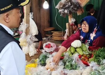 Jelang Natal dan Tahun Baru, Tim Satgas Pangan Kabupaten Kuningan, Melakukan inspeksi mendadak ke sejumlah pasar tradisional. (Foto : Darfan)