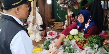 Jelang Natal dan Tahun Baru, Tim Satgas Pangan Kabupaten Kuningan, Melakukan inspeksi mendadak ke sejumlah pasar tradisional. (Foto : Darfan)