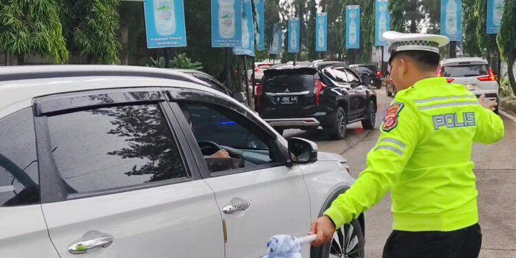 Kepadatan juga terjadi di ruas Tol Palimanan–Kanci, Kabupaten Cirebon, tepatnya di Rest Area 207 (Foto : Darfan)