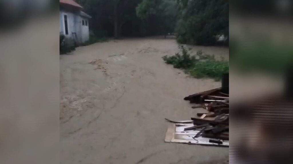 Banjir setinggi perut orang dewasa merendam puluhan rumah di Kelurahan Kalijaga, Kecamatan Harjamukti, Kota Cirebon (Foto : Darfan)