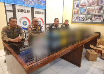Satpol PP Kabupaten Cirebon sita ratusan botol miras ilegal jelang Nataru