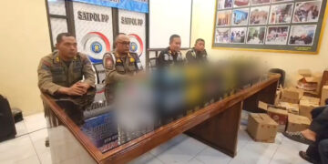 Satpol PP Kabupaten Cirebon sita ratusan botol miras ilegal jelang Nataru