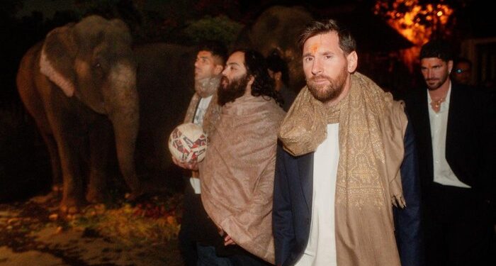 Heboh! Messi main sepak bola dengan gajah di India