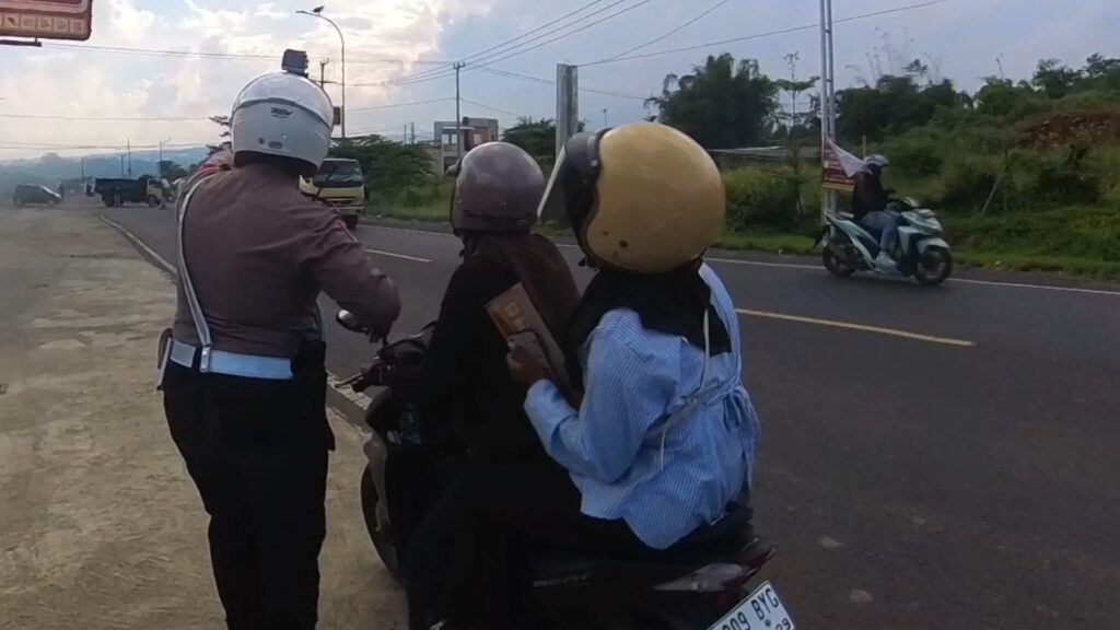Pewisata nyasar dari Brebes hingga ke perbatasan Majalengka, dua gadis dikawal polisi Kuningan