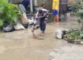 Pasca banjir satu meter, warga mulai bersihkan sisa lumpur