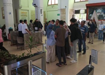 Puluhan penumpang menumpuk di Stasiun Cirebon akibat puluhan kereta api batal berangkat karena dampak banjir