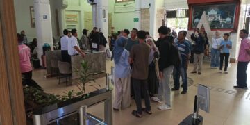 Puluhan penumpang menumpuk di Stasiun Cirebon akibat puluhan kereta api batal berangkat karena dampak banjir