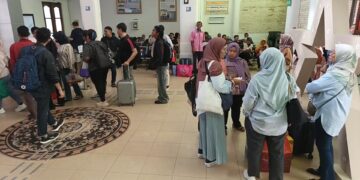 Ratusan calon penumpang memilih tetap bertahan dan menunggu berjam-jam. Stasiun Cirebon padat imbas banjir