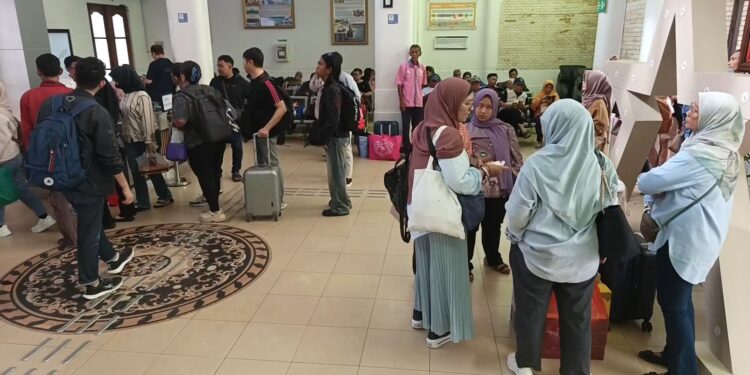 Ratusan calon penumpang memilih tetap bertahan dan menunggu berjam-jam. Stasiun Cirebon padat imbas banjir