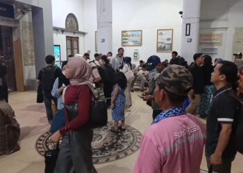 Dampak banjir Pekalongan, ratusan penumpang kereta api masih memenuhi Stasiun Cirebon