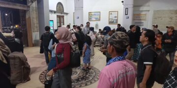 Dampak banjir Pekalongan, ratusan penumpang kereta api masih memenuhi Stasiun Cirebon