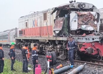 Kereta tabrak truk pengangkut air di perlintasan tanpa palang pintu, Perjalanan kereta arah Jawa ke Jakarta terganggu