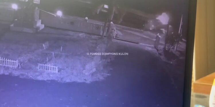 Terekam CCTV, Detik-detik Kecelakaan Kereta, Enam Perjalanan Tertahan, PT KAI Normalisasi Jalur