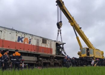 Update: PT KAI Berhasil Evakuasi Lokomotif yang Ringsek, Polisi Akan Periksa Sopir Truk