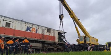 Update: PT KAI Berhasil Evakuasi Lokomotif yang Ringsek, Polisi Akan Periksa Sopir Truk